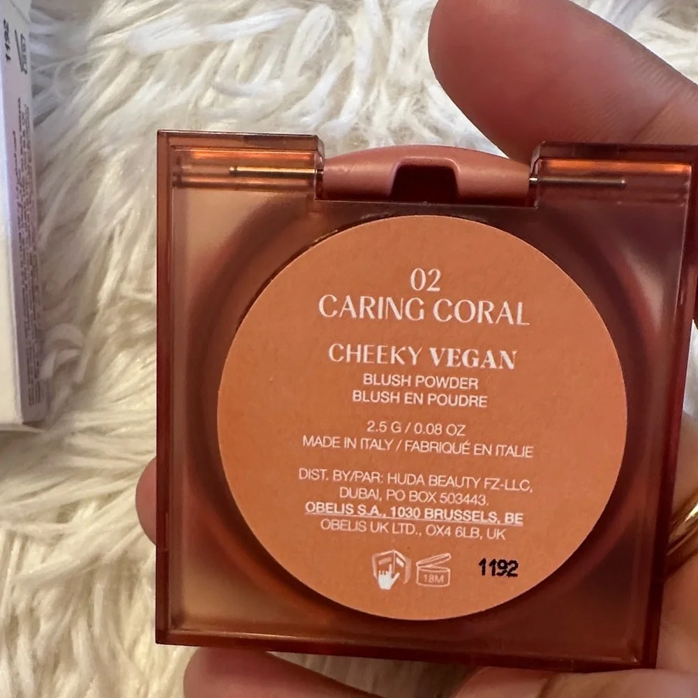 HUDA BEAUTY GloWish Cheeky Vegan Blush Powder - caring Coral